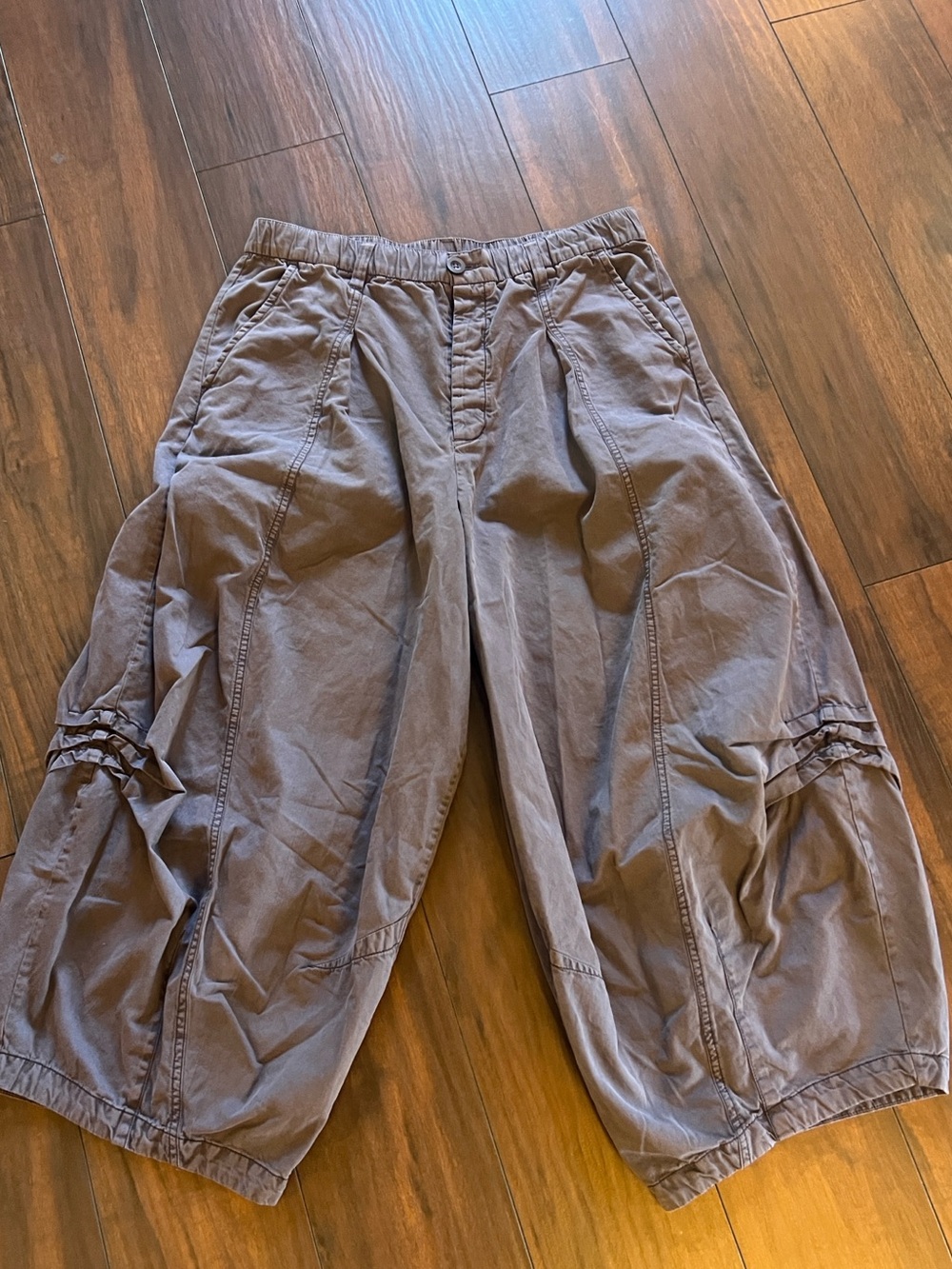 Free People cotton Sophia Chino pants, gathers at knees size M, tie at waist